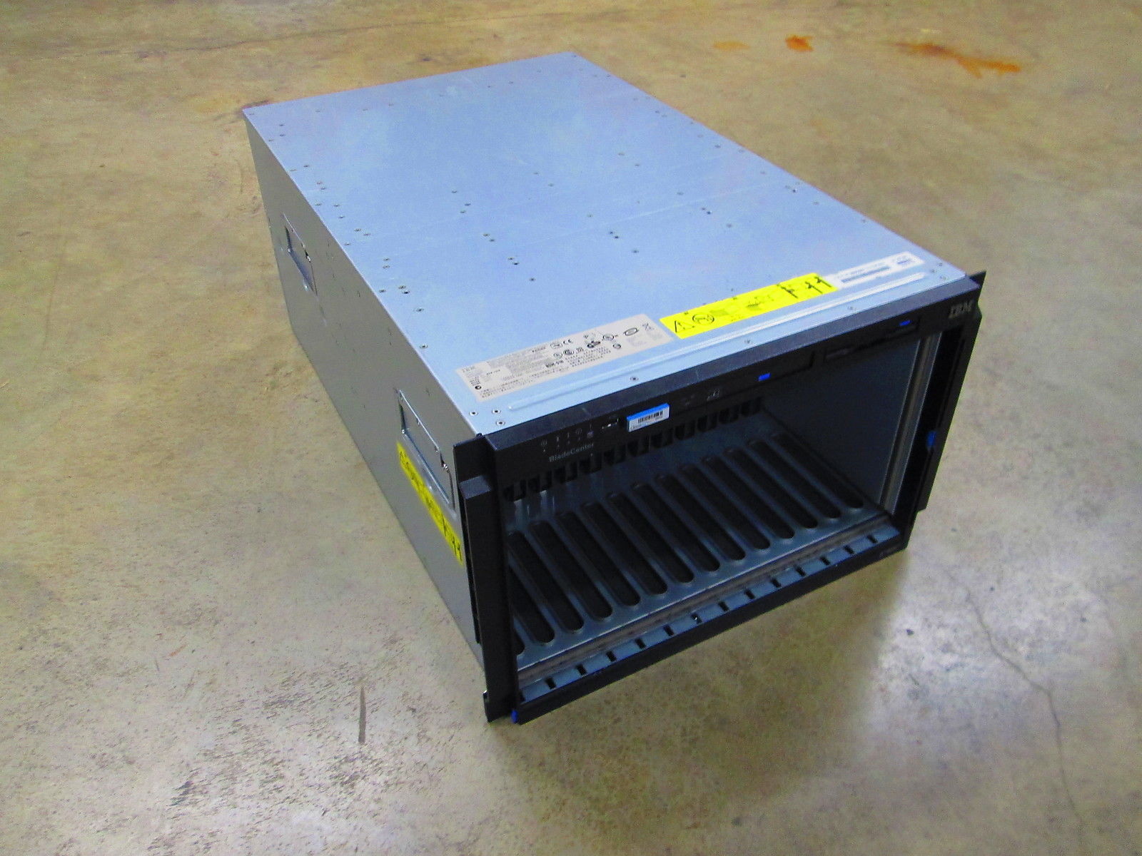 BladeCenter 8677-3XU.JPG