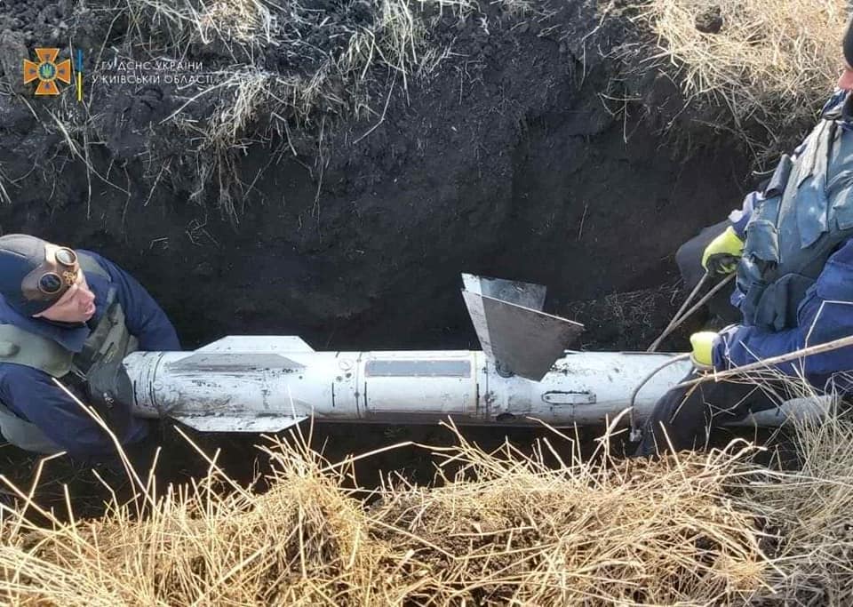 Disposal_of_R-27_missile_in_Kyiv_Oblast,_19_March_2022_(01).jpg