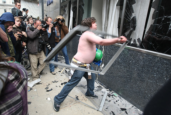 Protesters+Smash+Windows+G20+Summit+London+SfIde2v[1].jpg